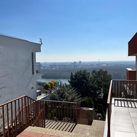 Amazing View Of The River Donau דירה ברטיסלאבה